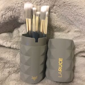 BNIB- brush set LaRuce